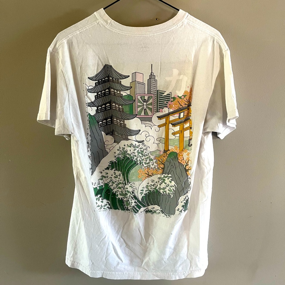 Men’s Medium White Tee with Retro Wave Graphic